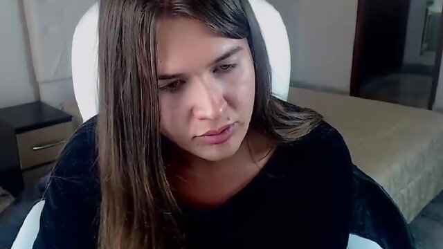 Seductive Shapeshifter Captivates Viewers with Steamy Performance