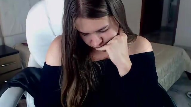 Seductive Shapeshifter Captivates Viewers with Steamy Performance