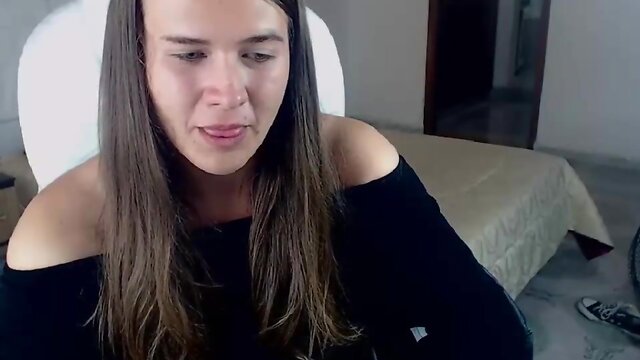 Seductive Shapeshifter Captivates Viewers with Steamy Performance