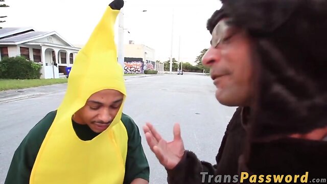 T-Baby bimbo treats the trick or treaters with her ass