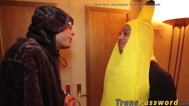 T-Baby bimbo treats the trick or treaters with her ass