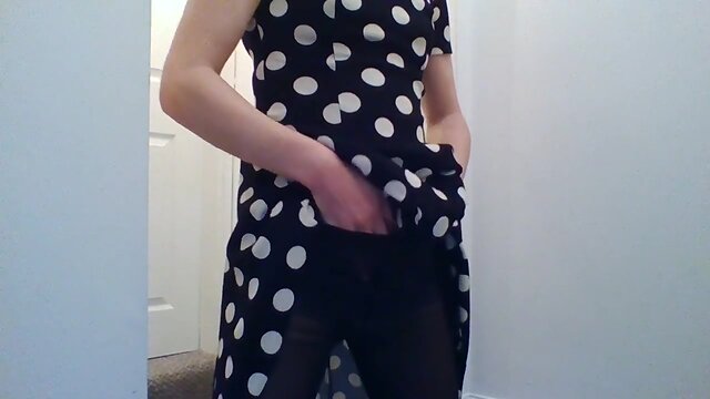 Crossdresser maaturbating