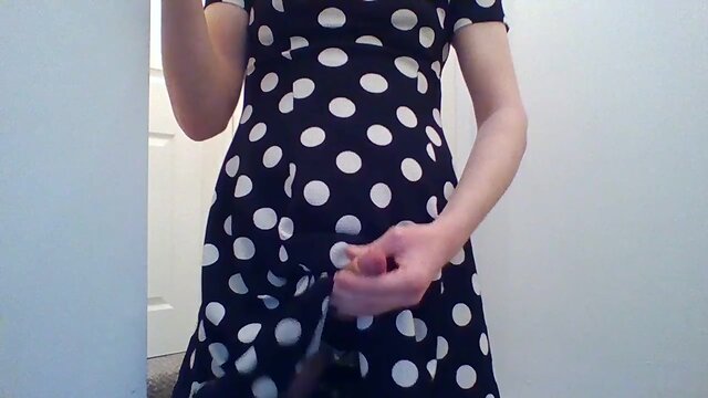 Crossdresser maaturbating