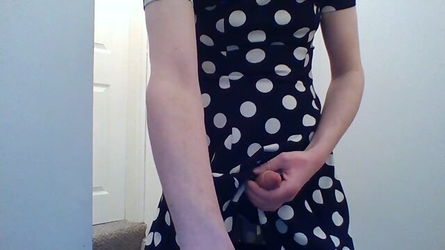 Crossdresser maaturbating