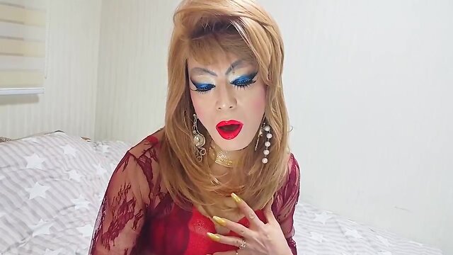 Crossdresser niclo sexy makeup after smoking