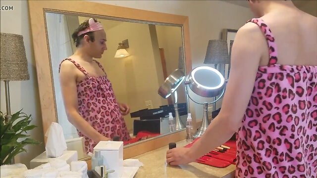 Kali does her makeup for you