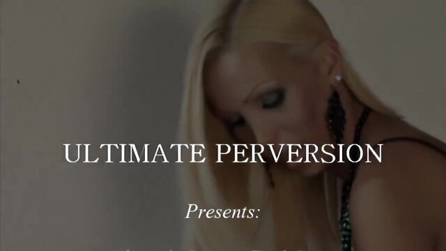 Travesti come a ninfeta e ainda goza na boca