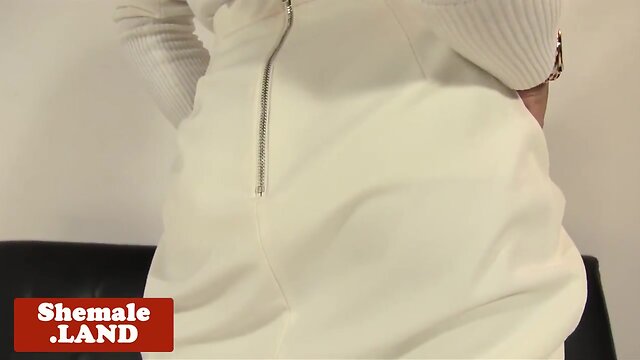 Glamorous black tranny jerking after stripping