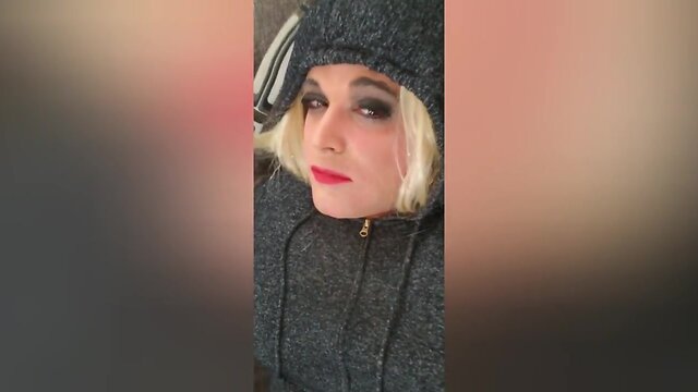 A Sissy`s Smoking Show: Unique Style & Attitude