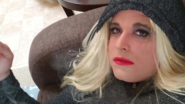 A Sissy`s Smoking Show: Unique Style & Attitude