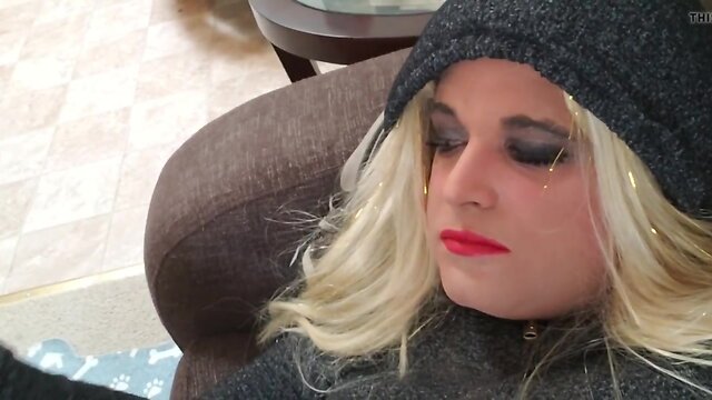 A Sissy`s Smoking Show: Unique Style & Attitude