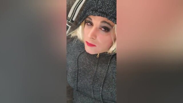 A Sissy`s Smoking Show: Unique Style & Attitude