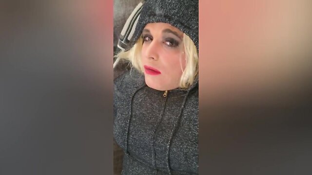 A Sissy`s Smoking Show: Unique Style & Attitude