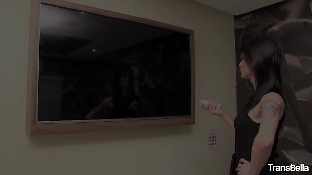 Trans bella - t-girl victoria carvalho takes turns fucking with the repair guy