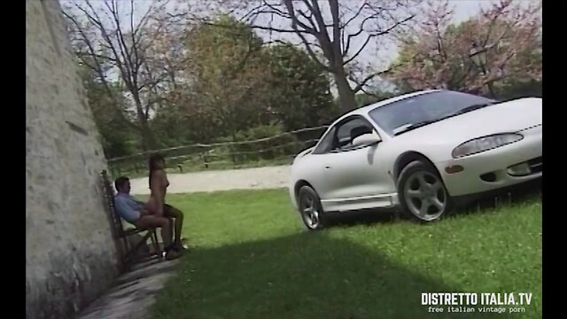 Bellissima trans in autoreggenti incubata all'esterno appoggiata all'auto