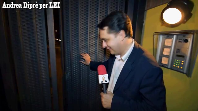 Maurizia paradiso accoglie nuda andrea diprè nella sua casa di milano