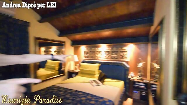 Maurizia paradiso accoglie nuda andrea diprè nella sua casa di milano