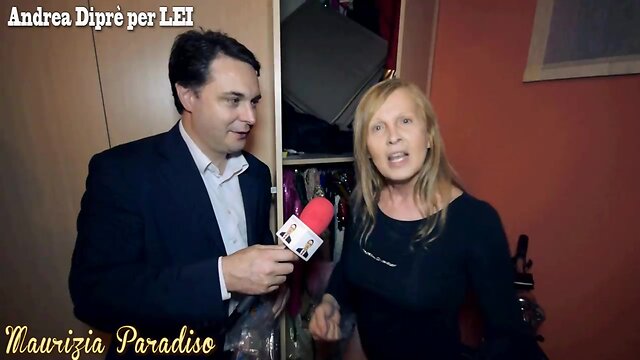 Maurizia paradiso accoglie nuda andrea diprè nella sua casa di milano