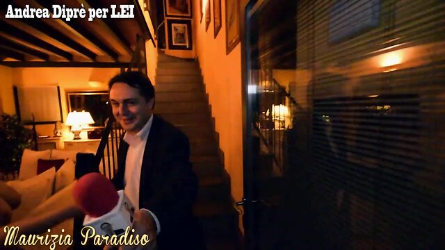 Maurizia paradiso accoglie nuda andrea diprè nella sua casa di milano