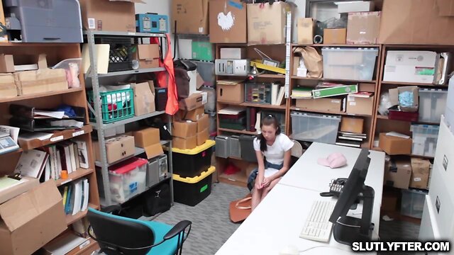 Eroused hottie babe carolina sweets needs a pecker to fuck