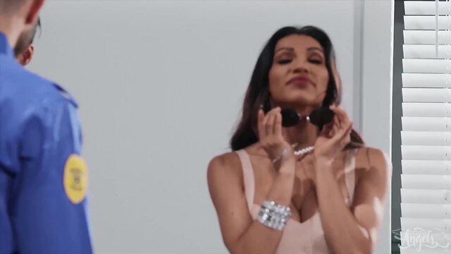 Brunette (jessy dubai) gets her butt drilled by security cliff - transangels