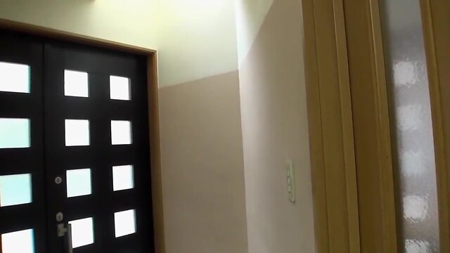 Mujer pervertida se la chupa a japonesa adolescente trans