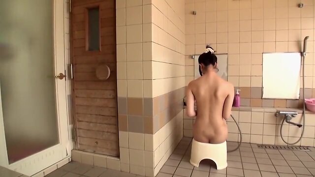 Mujer pervertida se la chupa a japonesa adolescente trans