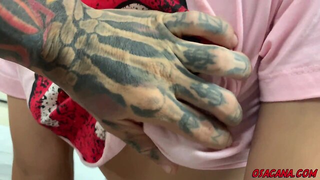 Uma loira e uma morena a disposição