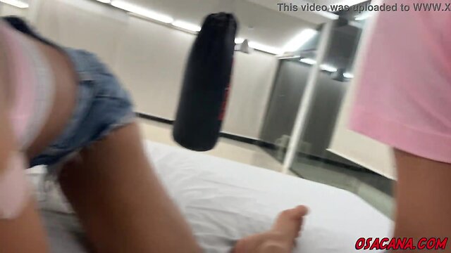 Uma loira e uma morena a disposição