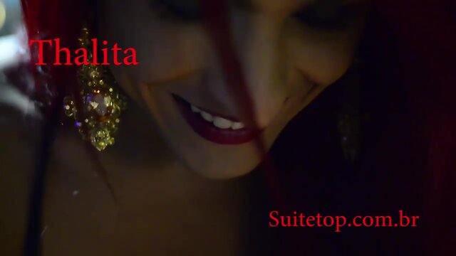 Travesti thalita se masturba mostra o rabo e dança