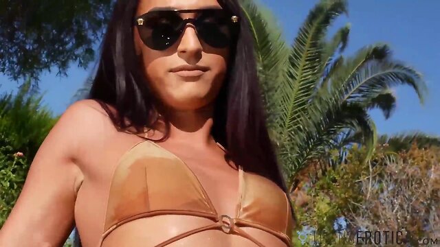 Transerotica admiring transsexual khloe kay drilled condomless in the pool