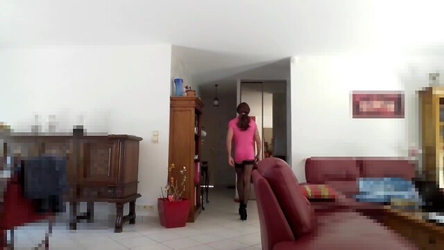 Exhib de manava-trav la petite salope se doigte le cul et se branle