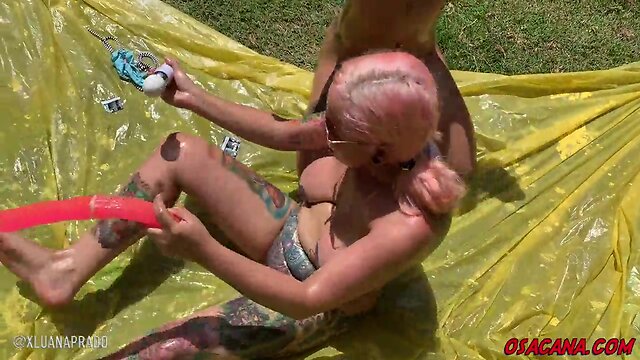 Passando oleo na minha amiga * manddymay * andrehot *