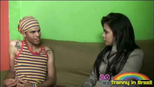 Super dotado come transex e o amigo gay cabeleireiro dela. ( vídeo completo no
