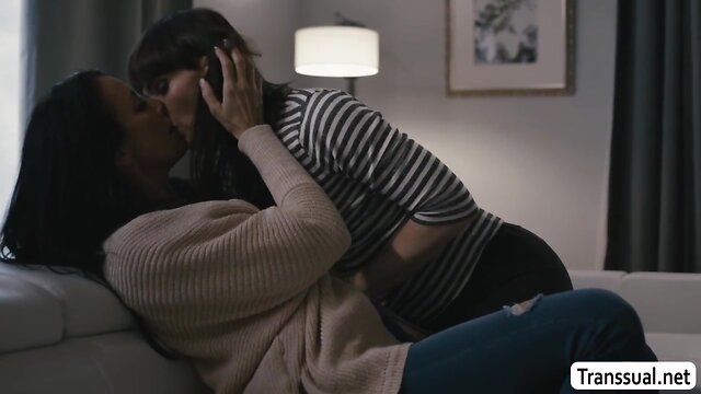 Transsexual natalie mars fucks milf reagan foxx