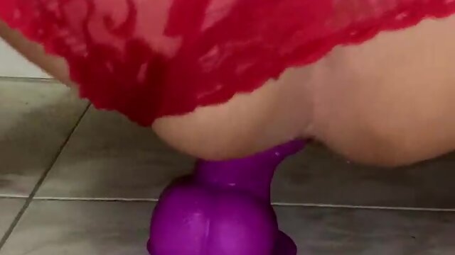 Mi culito insaciable comiendose mis juguetes ricos y casi me rompe mi calzon