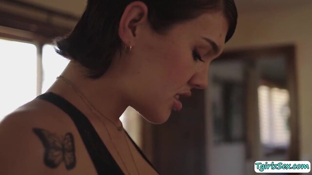 Magnificent shemale fucks her friend while stuck