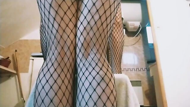 Son gros cul de pute soumise est ouvert à tout objet de plus de 10cm de