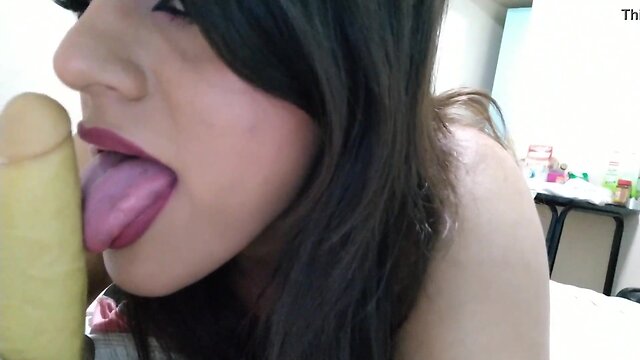 Travesti caliente bien putita cogiéndose sola con un consolador