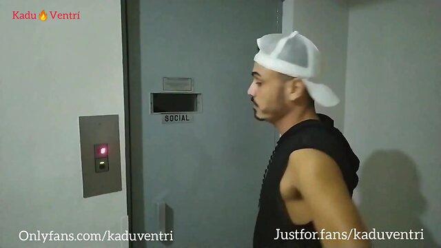 Kadu ventri fudendo homem trans