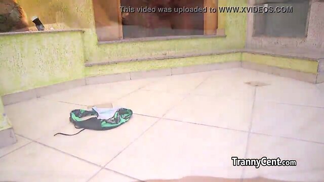 Large booty shemale sucks and fucks good