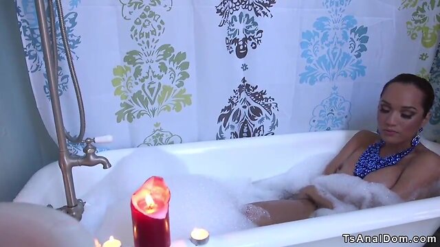 Shemale lady takes bubble bath