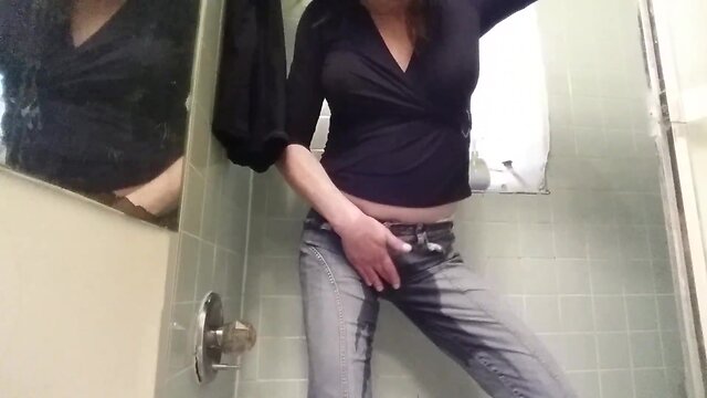 Wet & Wild Piss Play: Naughty Babe in Tight Jeans