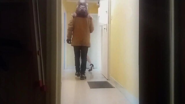 Milf suce un jeune coursier