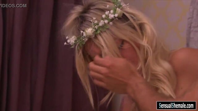 Glamour she-male aubrey kate butthole banged on the bed