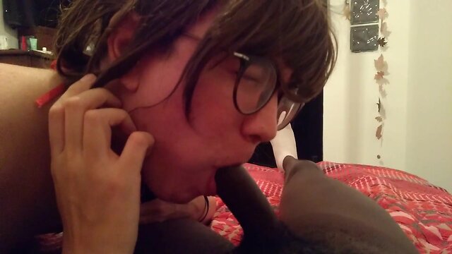 Nina cdzinha mamando o africano