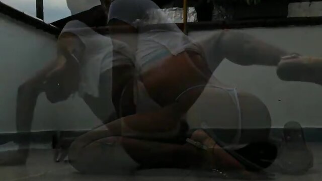 Azotando mi culo asi soy de puta