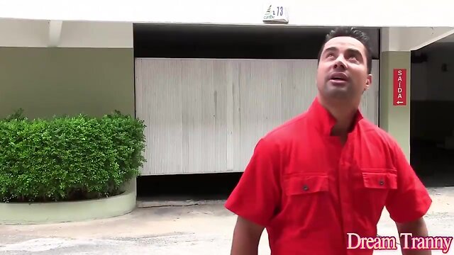 Pretty shemale babi aydal invites a guy up to fuck her