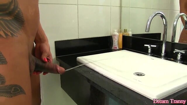 Muscular transsexual rosy pinheiro shows off her body and urinates