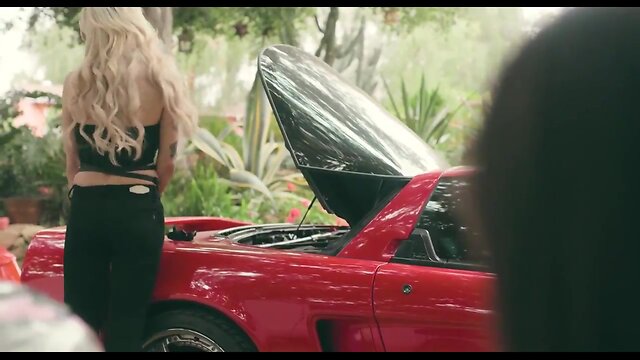 Massive ass she-male fucks baby